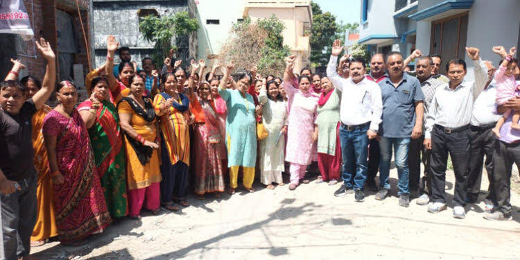 आक्रोश: आखिर टूट गया सब्र का बांध, सड़कों की बदहाली से नाराज़ लोगों ने किया प्रदर्शन