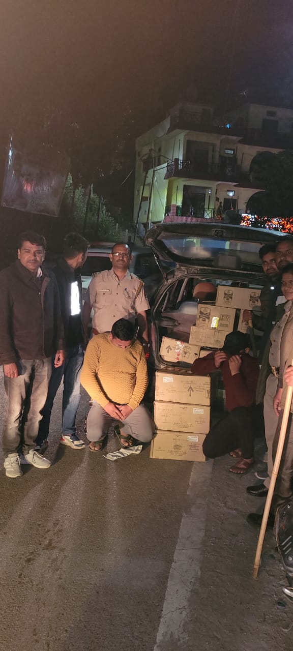 बेखौफ: यात्रा के साथ ही नशे की तस्करी भी शुरू,चैकिंग के दौरान पकड़ी गयी 12 पेटी अवैध विदेशी शराब