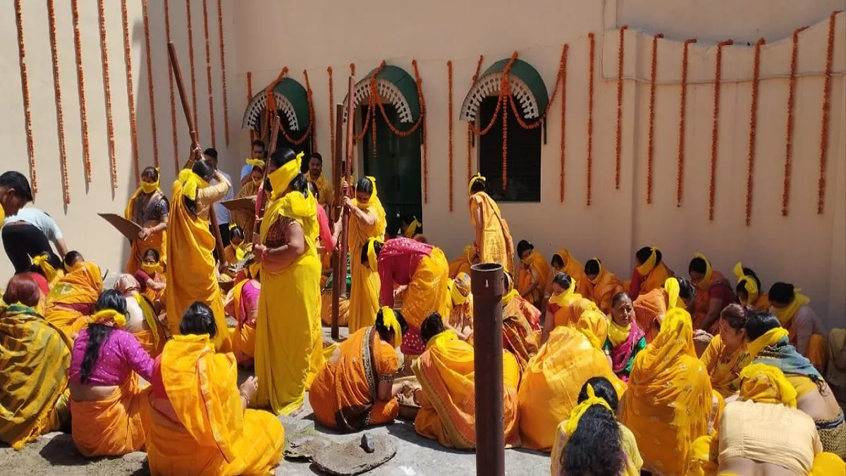 आस्था: बदरीनाथ धाम की ‘गाडू घड़ा’ रस्म पूरी, महारानी के साथ महिलाओं ने पिरोया तिलों का तेल