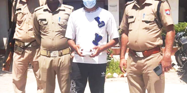 गिरफ़्त: पुलिस ने चैकिंग के दौरान दबोचा स्मैक तस्कर