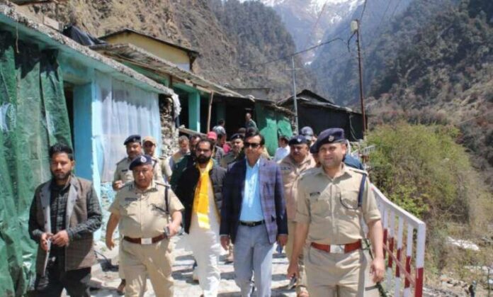 गढ़वाल कमिश्नर ने किया श्री यमुनोत्री धाम का स्थलीय निरीक्षण