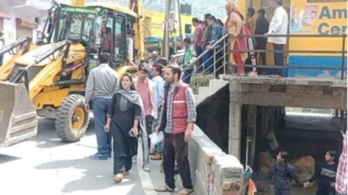 कार्रवाई: यहां मुख्य बाजार में अतिक्रमण पर गरजा बुल्डोजर