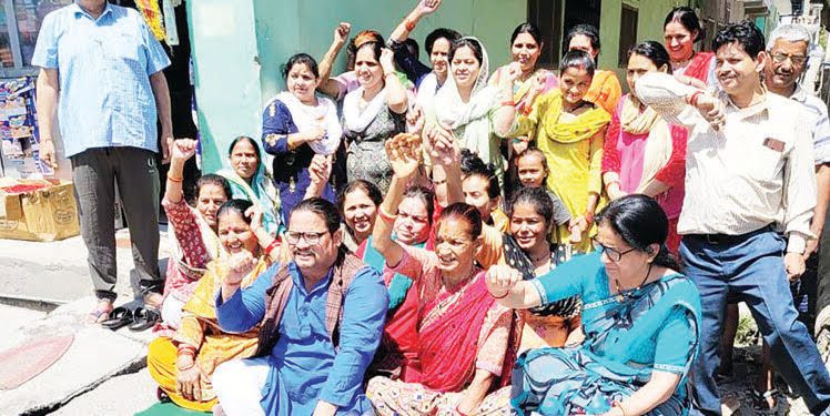 आक्रोश: सड़क की बदहाली से नाराज स्थानीय लोगों का जल निगम के खिलाफ धरना