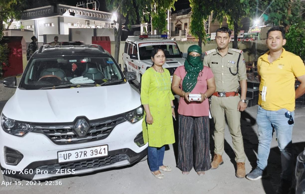 एक चेन चोर महिला चढ़ी पुलिस के हत्थे