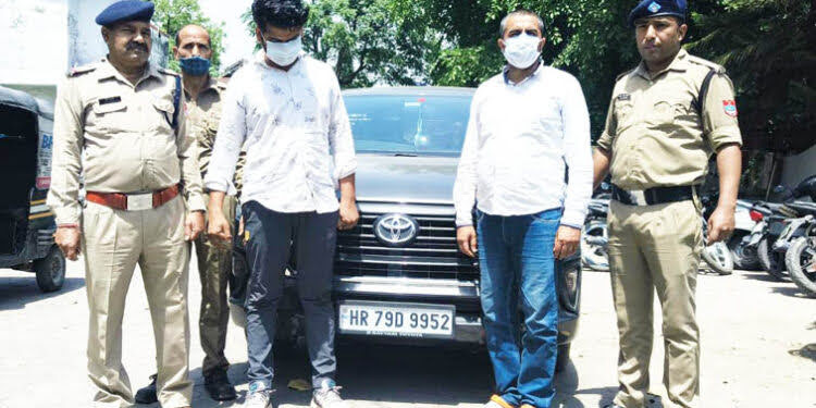 गिरफ़्त: पुलिस व SOG की संयुक्त कार्रवाई में 20 पेटी अंग्रेजी शराब समेत दो तस्कर गिरफ्तार