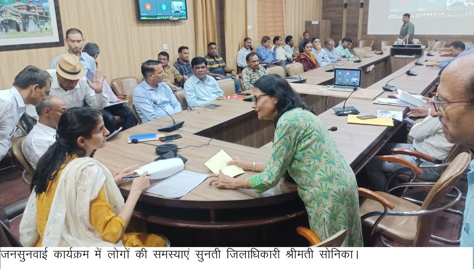 समाधान: जन सुनवाई कार्यक्रम में डीएम सोनिका ने सुनीं जनसमस्याएं, अधिारियों को दिये कार्रवाई के निर्देश
