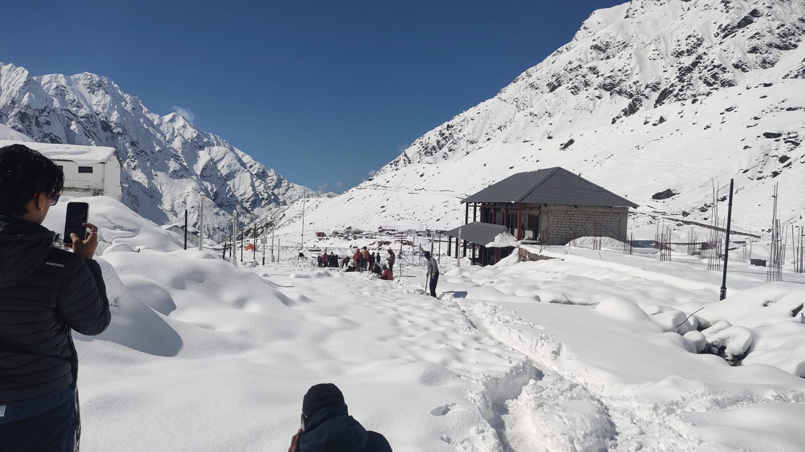 मुश्किल: भारी बर्फबारी के चलते  रोकी गई केदारनाथ यात्रा, श्रद्धालुओं की मुश्किलें बढ़ीं