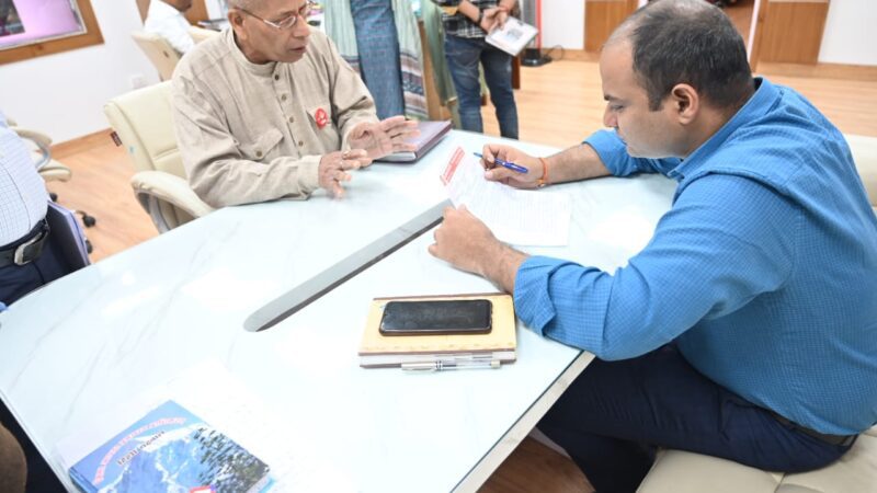 सरोकार: जनता मिलन कार्यक्रम में लोगों की समस्याओं से रूबरू हुए डीएम और सीडीओ