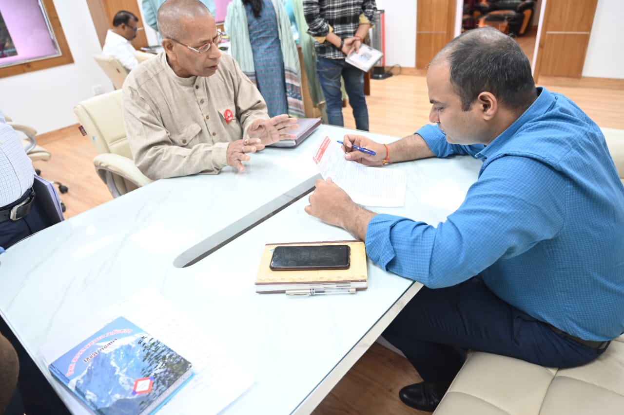 सरोकार: जनता मिलन कार्यक्रम में लोगों की समस्याओं से रूबरू हुए डीएम और सीडीओ