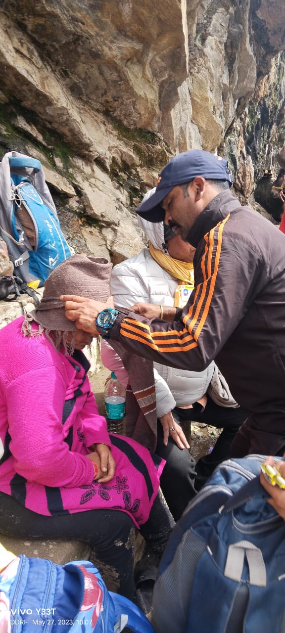 केदारनाथ यात्रा: श्रद्धालुओं की सहायता और सुरक्षा में मुस्तैदी से जुटे हैं जवान, अब तक बचा चुके हैं 54 की जान