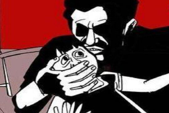 सावधान: बच्चों का अपहरण कर ले जा रहे शख़्स की लोगों ने की जमकर धुनाई, फिर कर दिया पुलिस के हवाले
