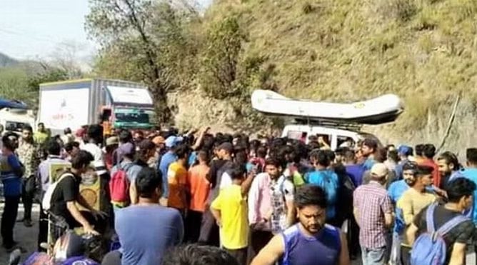 अशोभनीय: पर्यटकों और राफ्टिंग गाइड के बीच मारपीट का वीडियो वायरल