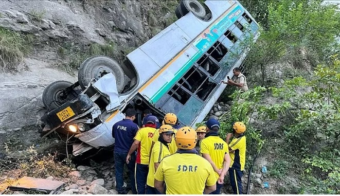 बड़ी खबर: खाई में गिरी रोडवेज की बेकाबू बस, 18 माह के बच्चे समेत दो की मौत, 40 यात्री चोटिल