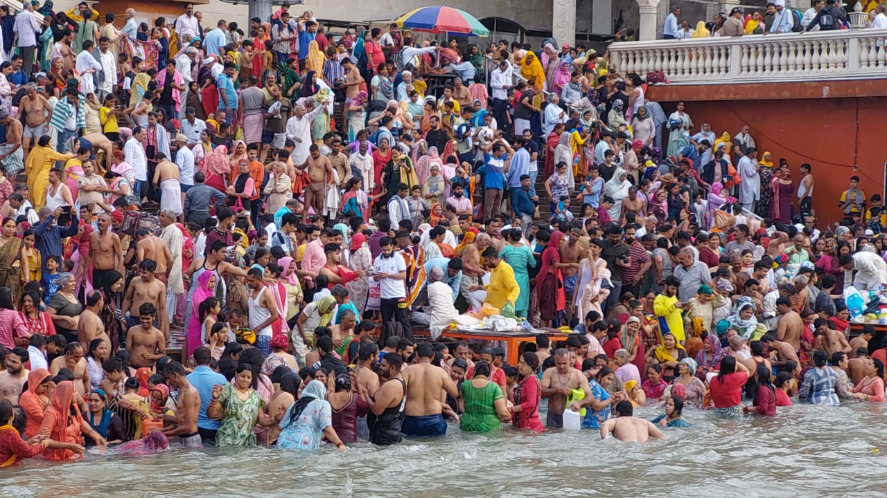 श्रद्धा: गंगा दशहरा पर श्रद्धालुओं ने लगाई अस्था की डुबकी
