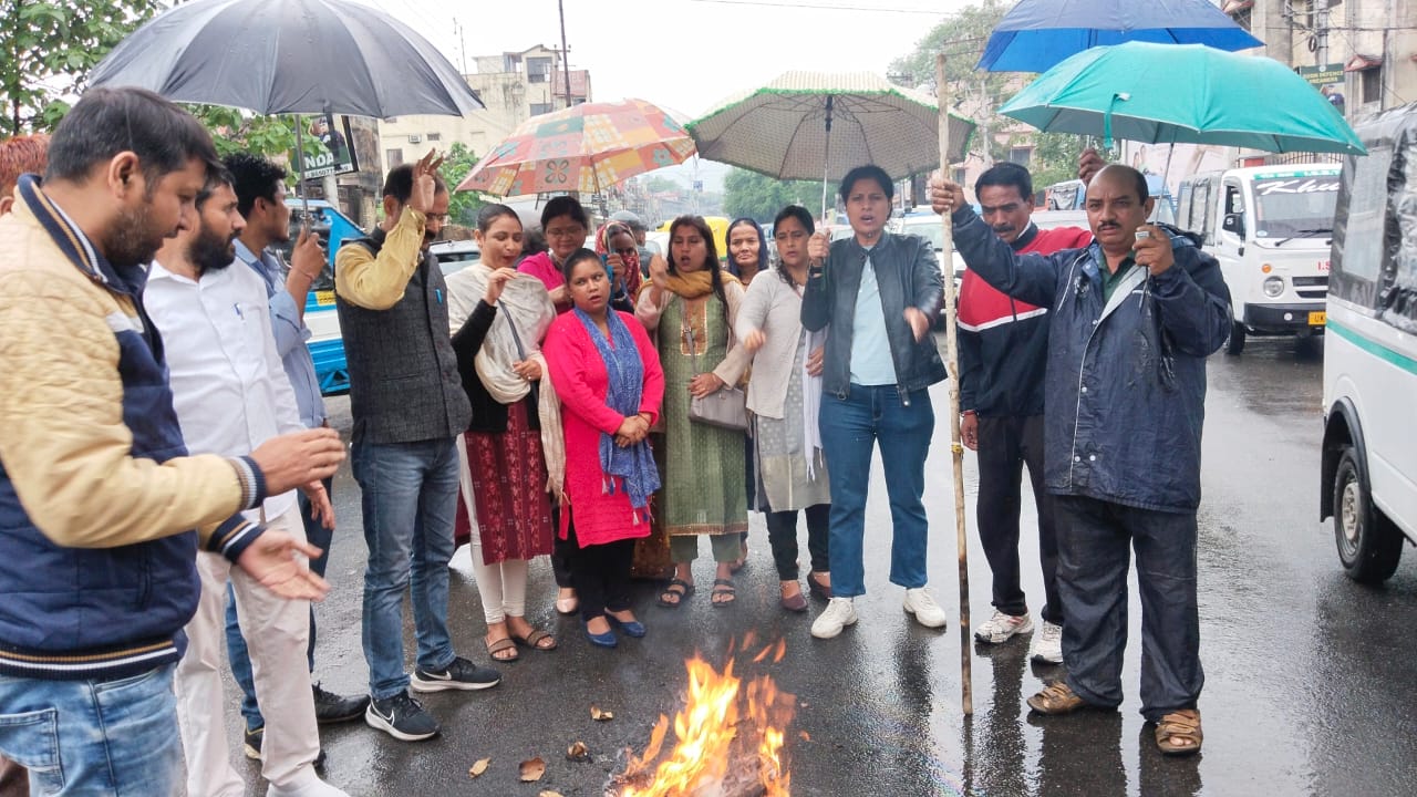 विरोध: उक्रांद ने फूंका कैबिनेट मंत्री प्रेमचंद अग्रवाल का पुतला, मंत्री पर है युवक से सरेआम मारपीट करने का आरोप