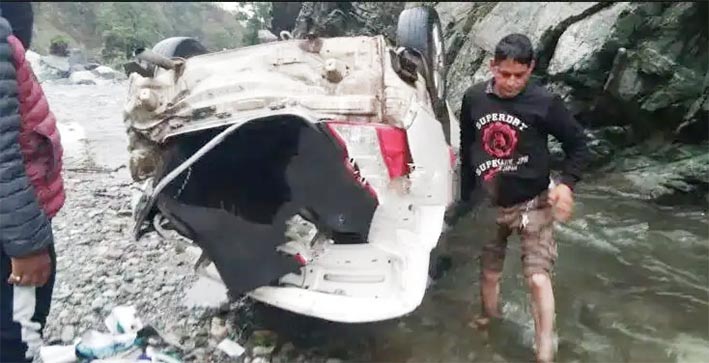 हादसा: अनियंत्रित होकर नदी में जा गिरी कार, चालक की मौत