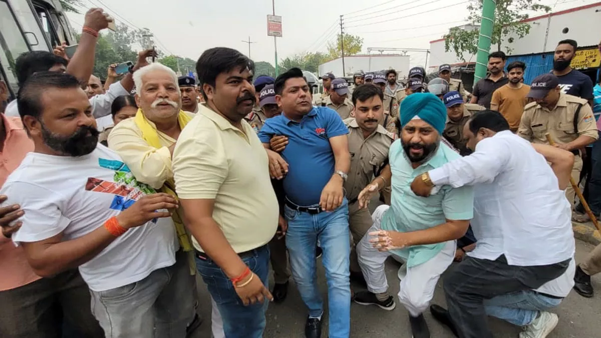 विरोध: चिन्हित अतिक्रमण तोड़े जाने का विरोध कर रहे कांग्रेसी गिरफ्तार