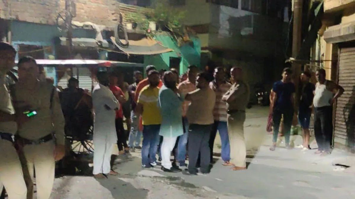 विवाद: देर रात रास्ता रोकने को लेकर दो समुदायों के बीच टकराव, पुलिस ने मौके पर पहुंचकर शांत कराया मामला