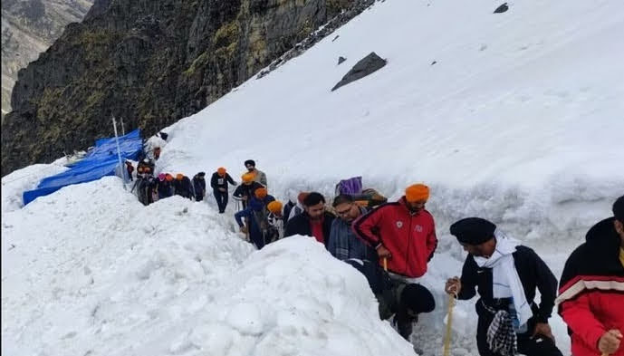 रुकावट: हिमखंड मार्ग पर आने से दो घंटे रोकी गयी हेमकुंड यात्रा