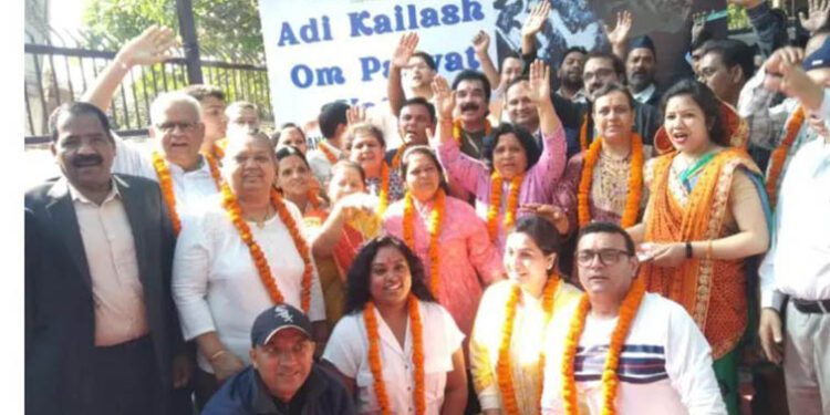 शुरूआत: 19 यात्रियों का पहला दल ओम पर्वत के लिए रवाना