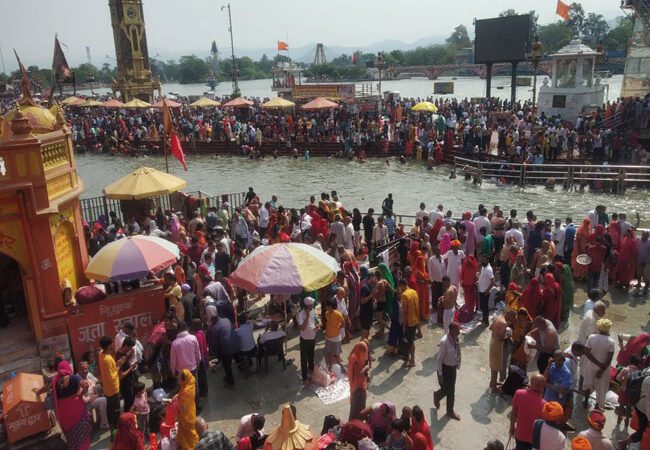 बुद्ध पूर्णिमा पर स्नान कर सुख शांति की कामना की