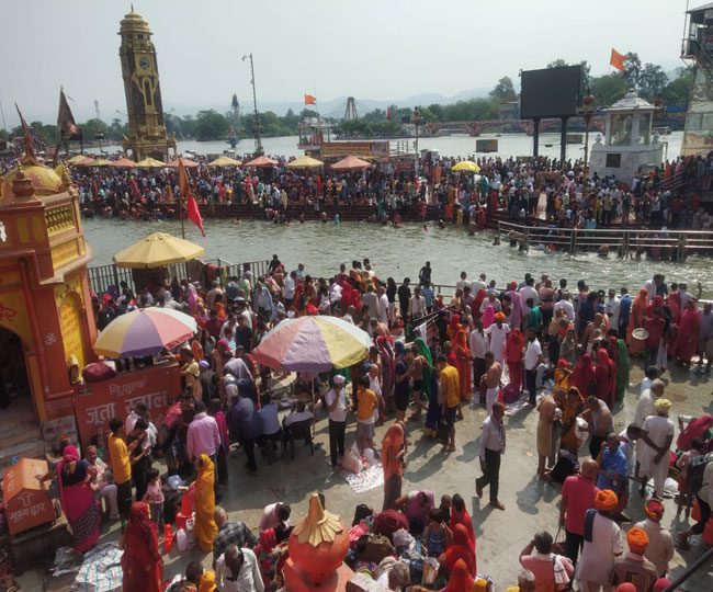 बुद्ध पूर्णिमा पर स्नान कर सुख शांति की कामना की