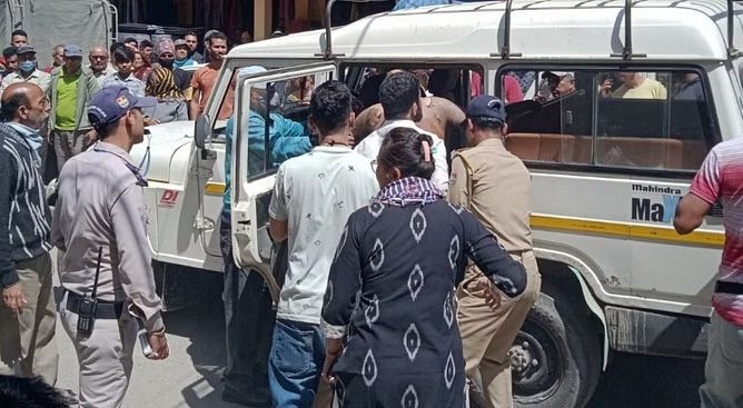 आवेश में आकर गार्ड ने मैनेजर पर पेट्रोल छिड़कर लगाई आग