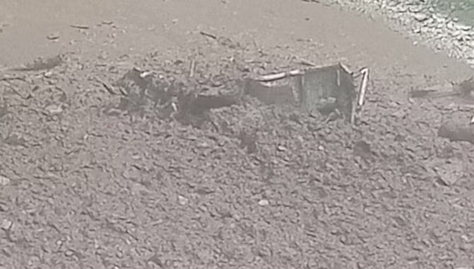 हादसा:  मलबे में दबकर डंपर क्षतिग्रस्त, भारी बारिश के चलते हुआ हादसा