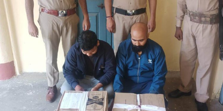 शिकंजा: कार से विदेशी शराब की तस्करी करते दो लोग गिरफ़्तार