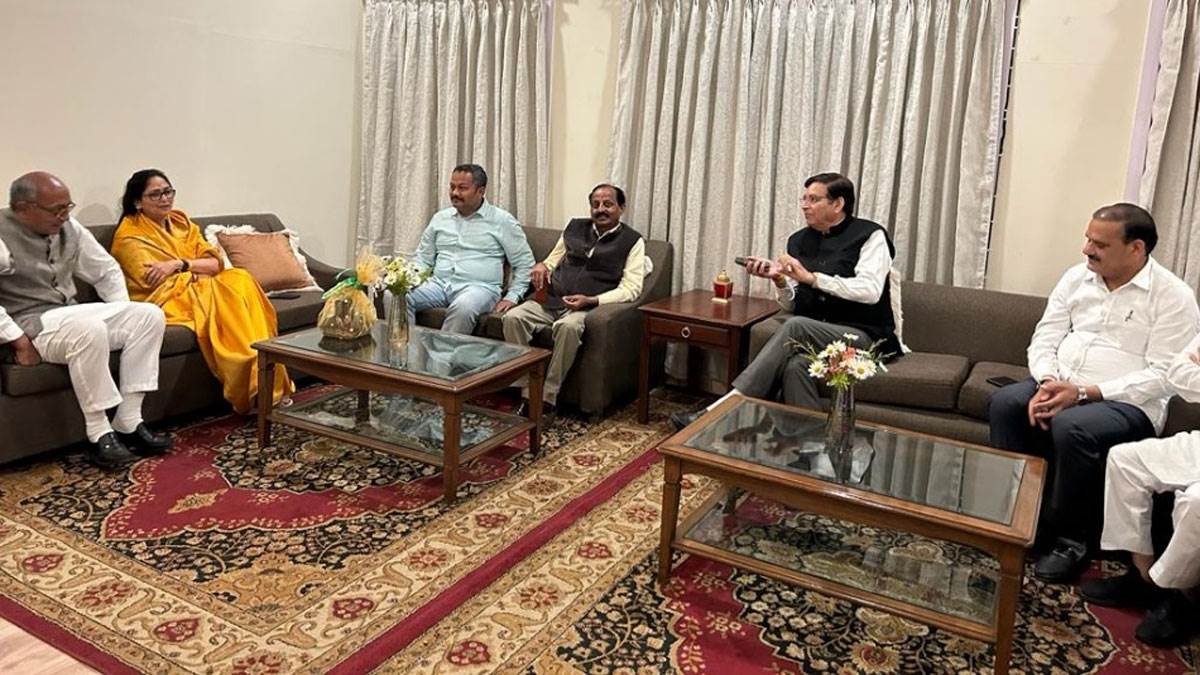 आगमन: मध्य प्रदेश के पूर्व सीएम दिग्विजय सिंह निजी दौरे पर परिवार सहित पहुंचे चकराता