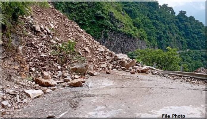 यमुनोत्री हाईवे पर आया मलवा, रास्ता बंद