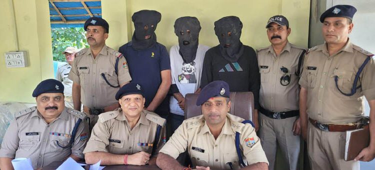 शिकंजा: फर्जी नाम पता बताकर लोगों को ठगने वाले गिरोह का पर्दाफाश, तीन लोग गिरफ्तार