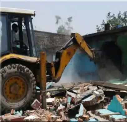 एक्शन:  नगीना बस्ती पर चला प्रशासन का बुलडोजर,रेलवे की जमीन पर बने चार सौ घर ध्वस्त