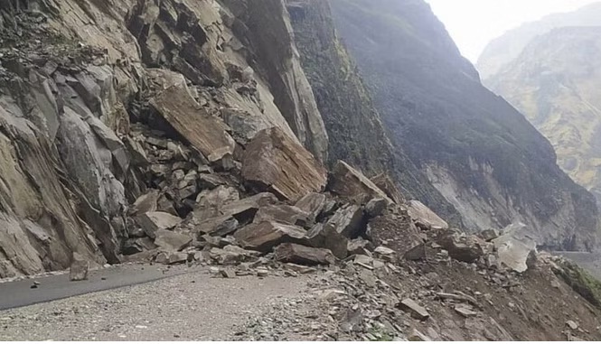 आफत: लिपुलेख-तवाघाट सड़क के पास दरकी चट्टान, 300 यात्री फंसे
