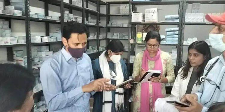 जायज़ा: कुमाऊं कमिश्नर दीपक रावत ने किया महिला अस्पताल का औचक निरीक्षण, खामियां मिलने पर लगाई फटकार
