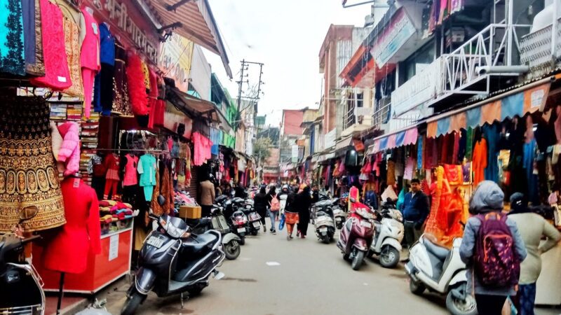 एक्शन: अब दून के पलटन बाजार का फुटपाथ होगा खाली, अतिक्रमण मुक्त करने में जुटी पुलिस