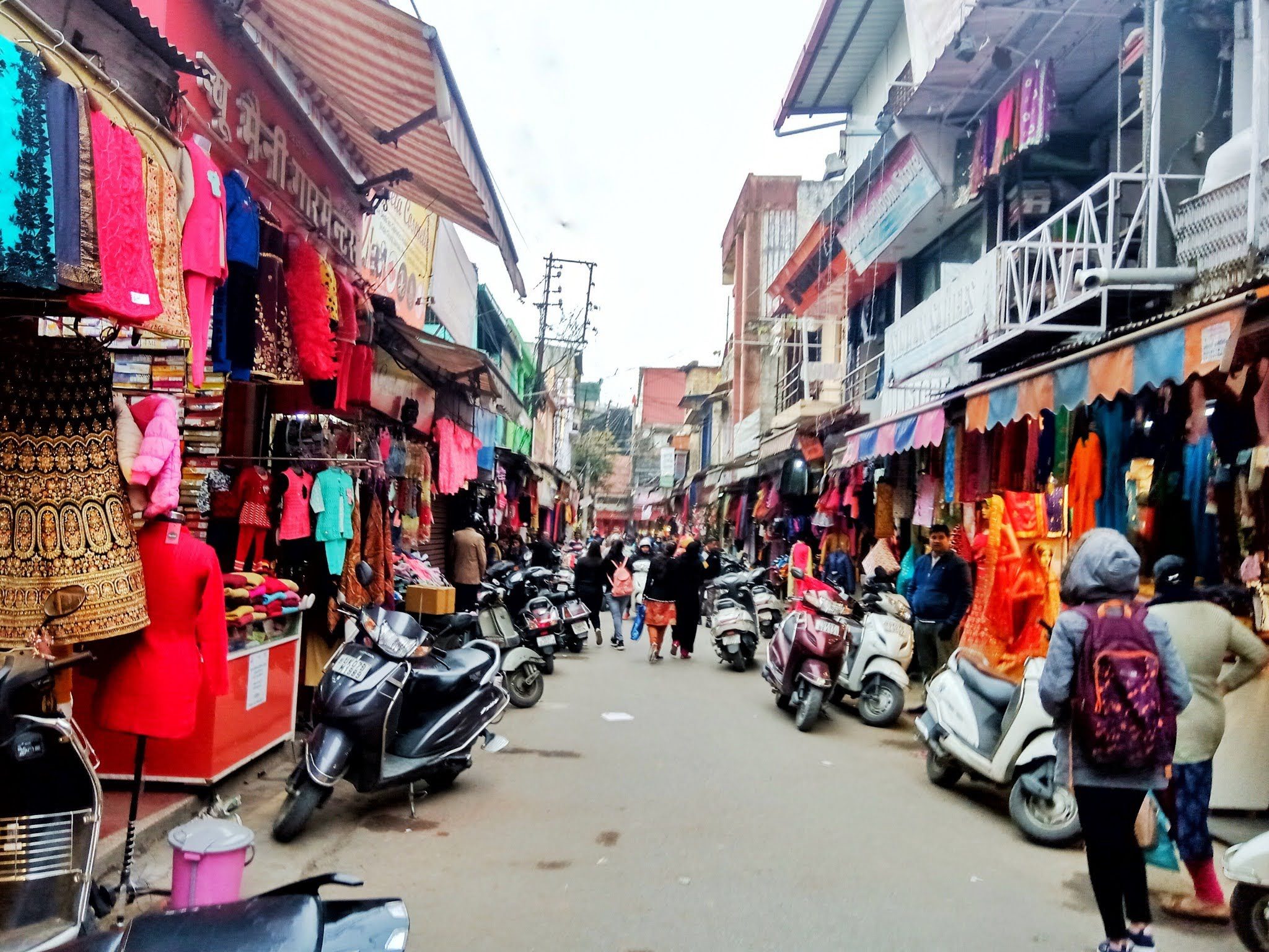 एक्शन: अब दून के पलटन बाजार का फुटपाथ होगा खाली, अतिक्रमण मुक्त करने में जुटी पुलिस