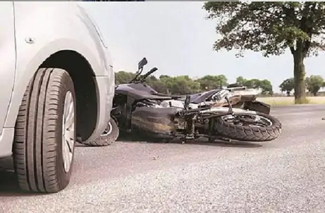 हादसा: अज्ञात वाहन ने बाइक से घर लौट रहे दंपति को रौंद दिया, पत्नी की मौके पर ही मौत, पति चोटिल