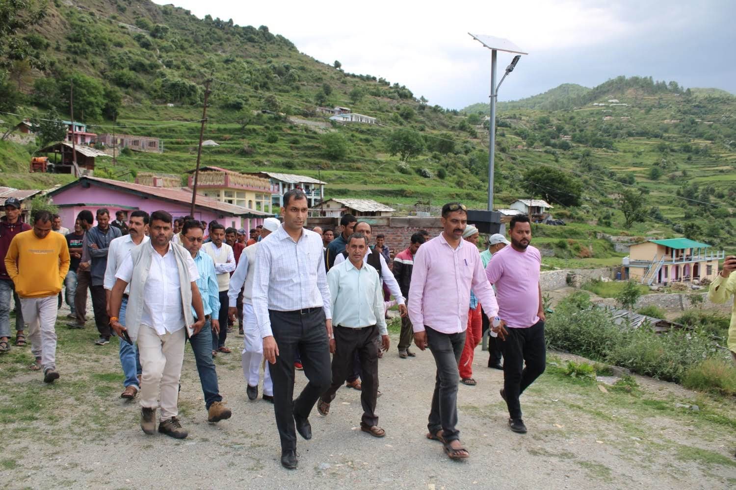 जायजा: डीएम अभिषेक रुहेला ने गांव में पहुंचकर जाना लोगों का हाल, ग्रामीणों को दिलाया हरसंभव सहायता का दिलासा