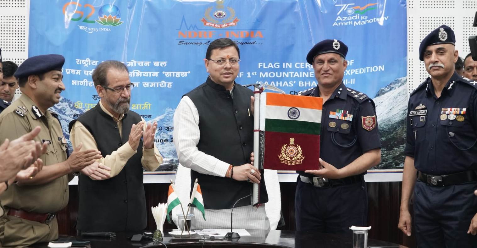 शाबाशी: सीएम धामी ने पर्वतारोहण कर लौटे एन.डी.आर.एफ. के जवानों का किया स्वागत, कार्यकुशलता को सराहा