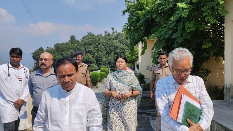 जायजा: चमोली जनपद के तीन दिवसीय दौरे पर कैबिनेट मंत्री डॉ धन सिंह रावत