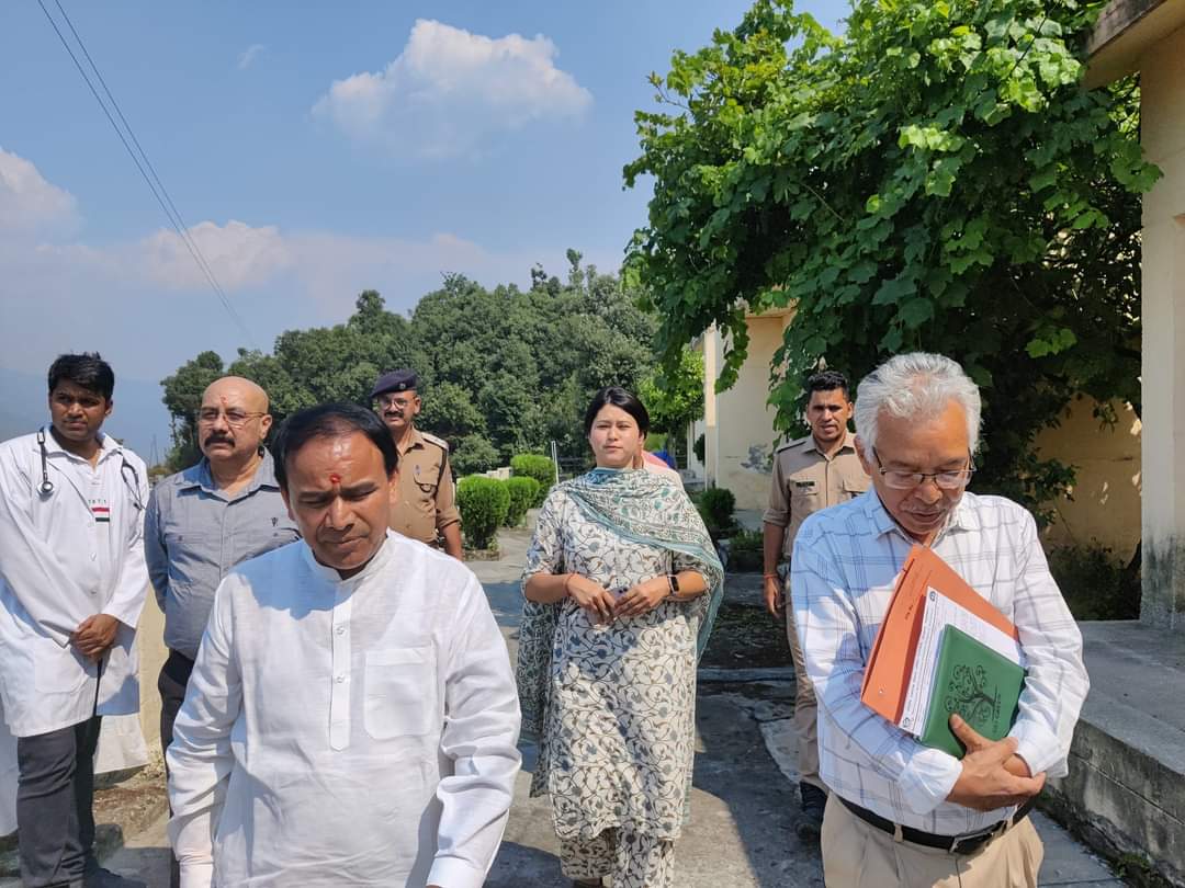 जायजा: चमोली जनपद के तीन दिवसीय दौरे पर कैबिनेट मंत्री डॉ धन सिंह रावत