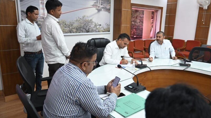 सुनवाई: डीएम डॉ. सौरभ गहरवार ने सुनीं लोगों की शिकायतें, अधिकांश का मौके पर ही कराया गया निस्तारण