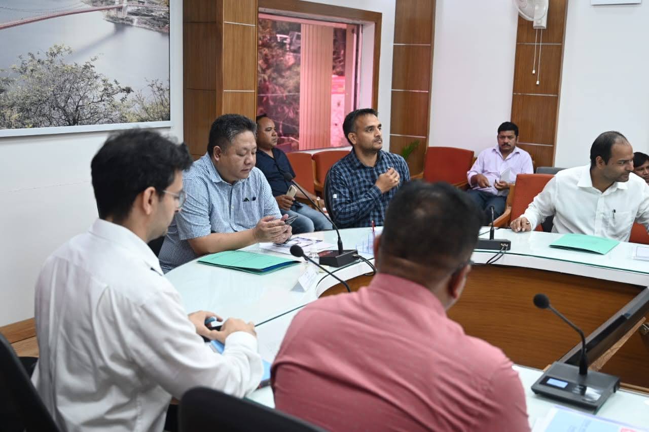 समीक्षा: प्रमुख सचिव ने ली जिलास्तरीय अधिकारियों की बैठक, योजनाओं की प्रगति का लिया जायजा