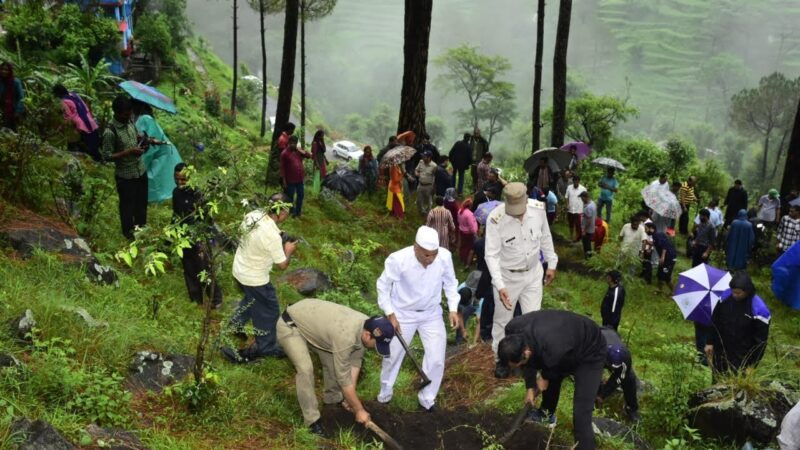 अच्छी खबर: डीएम अभिषेक रूहेला की पहल पर जल संचय अभियान से जुड़े ग्रामीण, सैकड़ों खंतियां कीं तैयार