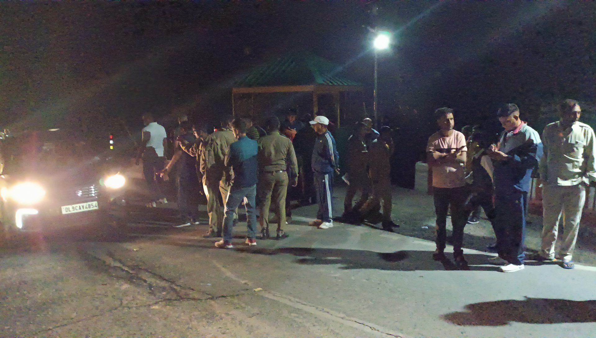 हादसा: बस के खाई में गिरने से चालक घायल, हादसे से पहले उतर चुकी थीं सवारियां
