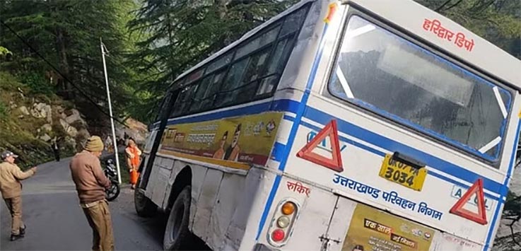 गनीमत:  सड़क से बाहर निकल गये चलती बस के टायर, बाल-बाल बची यात्रियों की जान