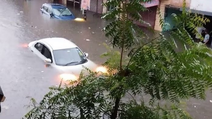 आफ़त: भारी बारिश से सड़कें हुईं जलमग्न, पानी में डूब गये अनेक वाहन