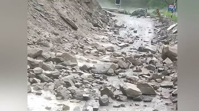 राहत: यातायात के लिए खुला बदरीनाथ हाईवे, पहाड़ी से लगातार पत्थर गिरने से दुर्घटना की आशंका बरकरार