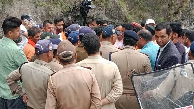 महापंचायतः पुरोला को पुलिस छावनी में किया गया तब्दील, हिन्दू संगठनों को नौगांव से आगे रोका